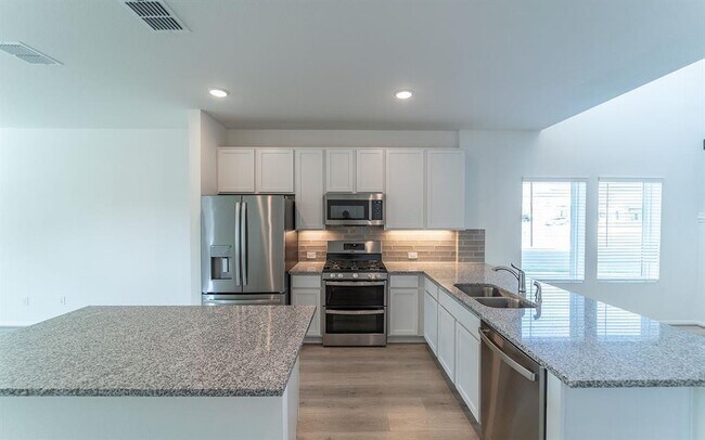 Building Photo - 200 Copper Lily Dr