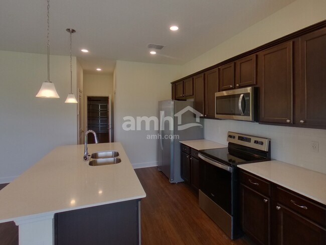 Foto del edificio - 1045 Island Pond Dr