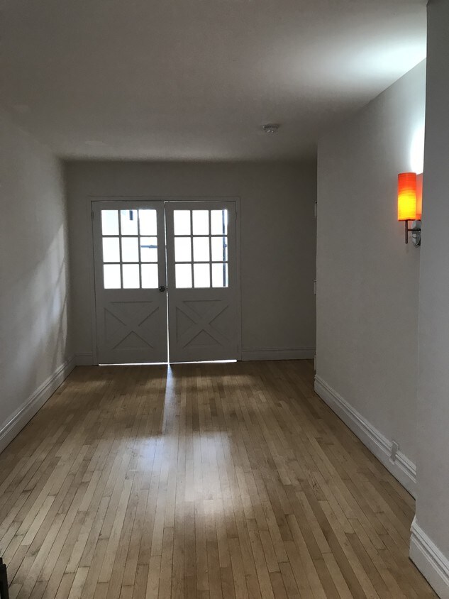 Foto principal - 326 E 94th St