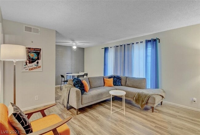 Foto del edificio - 3417 Villa Knolls South Dr