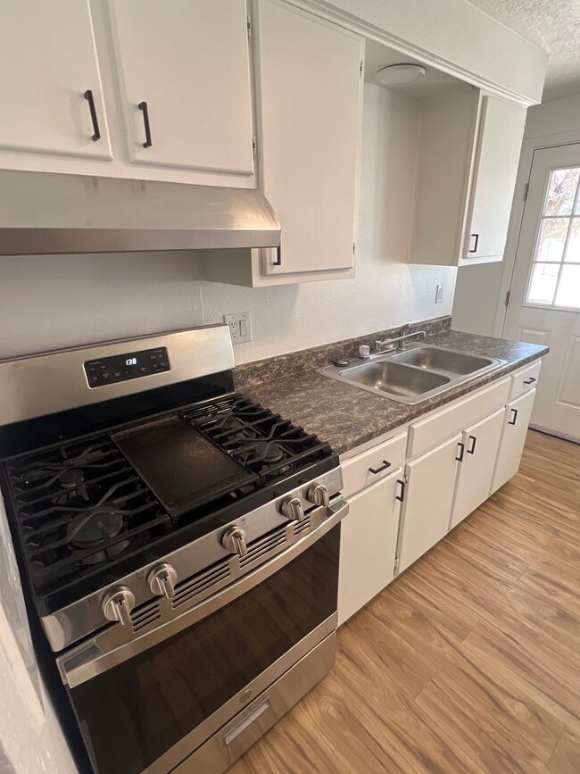 Building Photo - Sweet 3 Bedroom one and a half bathrooms L...