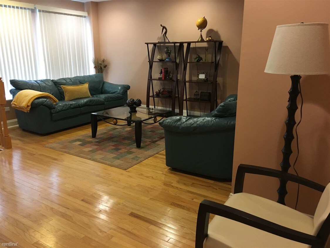 Foto principal - 3707 W Montrose Ave
