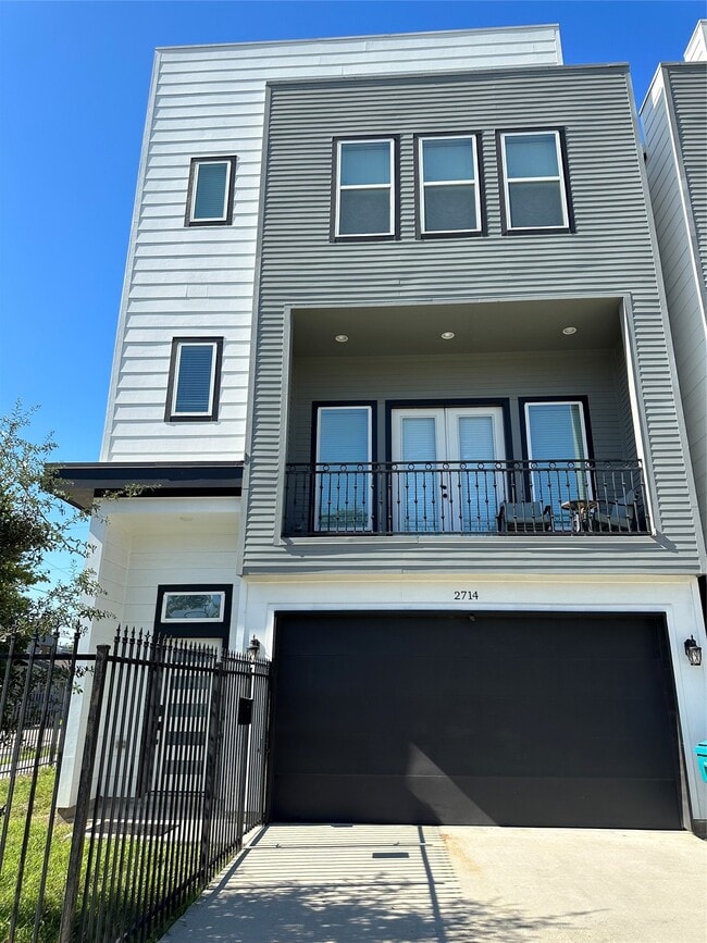 Building Photo - 2714 Nagle St