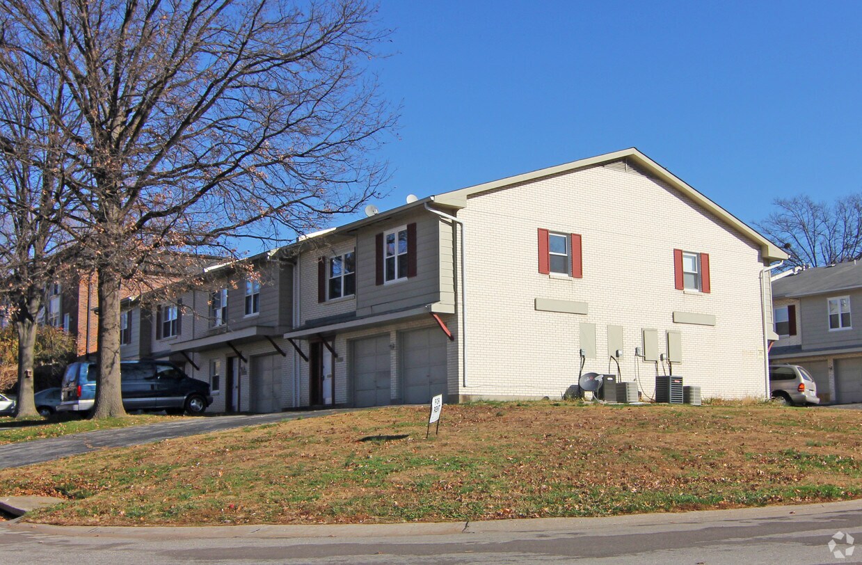 Building Photo - 9541 Hyde Park Dr