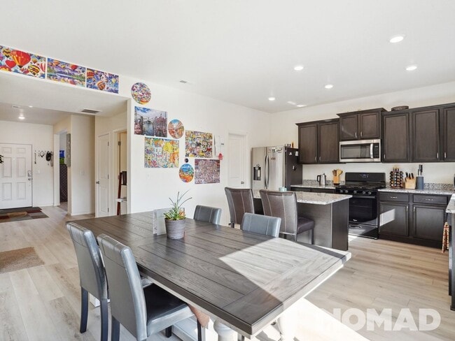 Building Photo - 4 Bedroom Single Family Home in Colorado S...