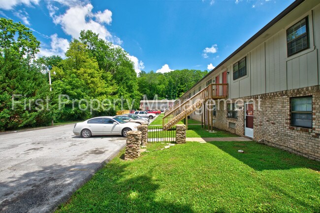 Foto del edificio - 2 beds, 1 bath with washer/dryer hookups.