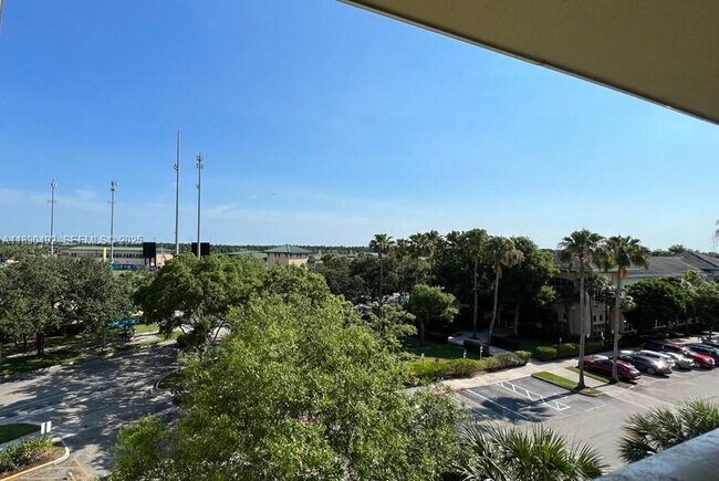 Foto del edificio - 1203 Town Center Dr