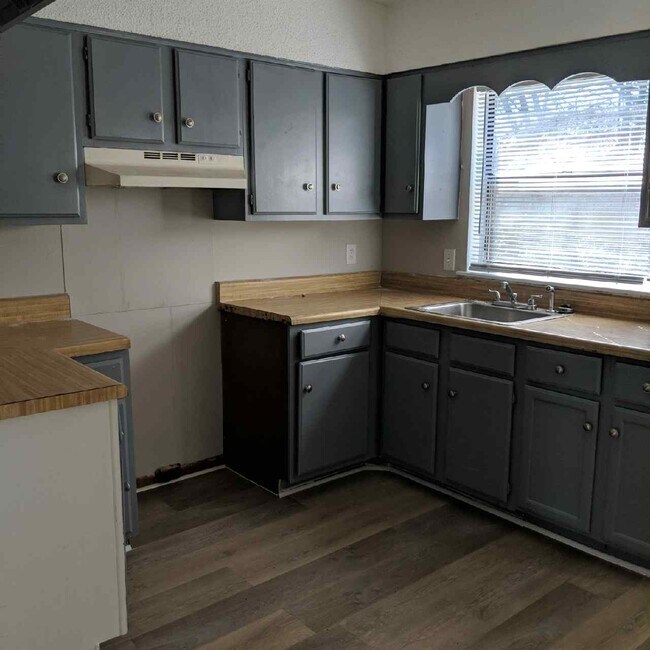 Building Photo - 3523 Magnum Dr