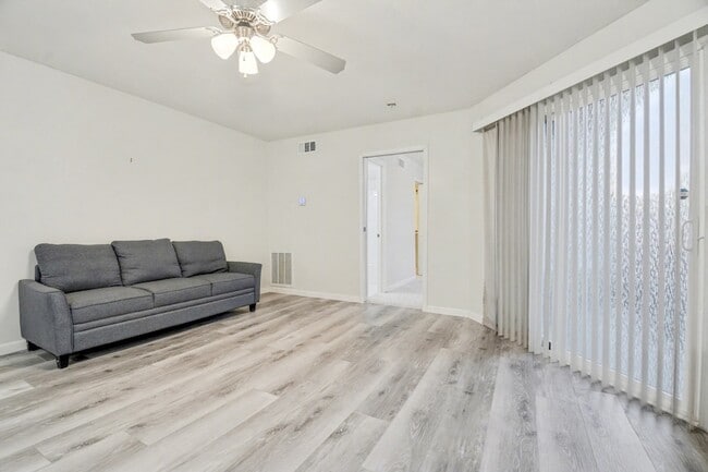 Foto del edificio - 9815 Walnut St