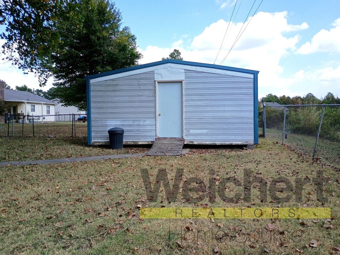 Foto del edificio - Updated 4-Bed Home with Fenced Yard & Carport