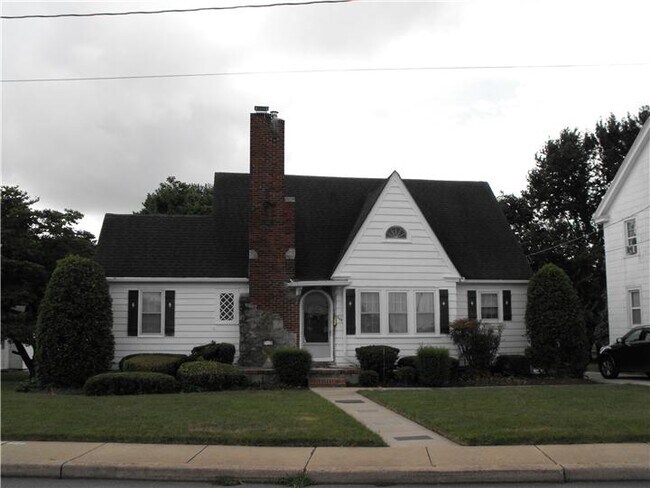 Building Photo - 844 Forest St