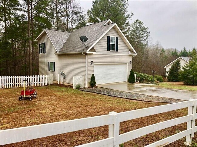 Foto del edificio - 43 Barker Trail Rd