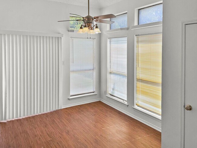 Foto del edificio - Charming Home Ready for a September Move-In