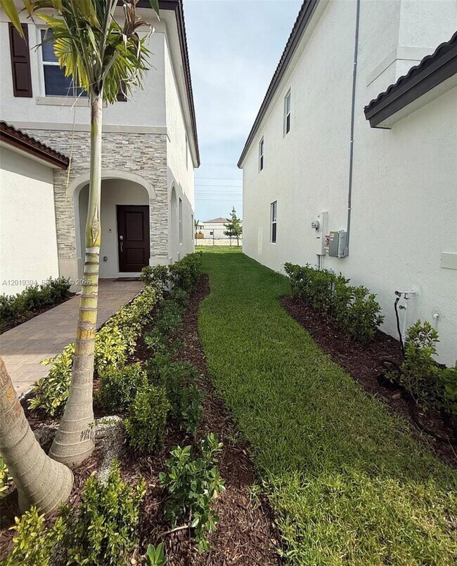 Building Photo - 2584 SE 25th Ct