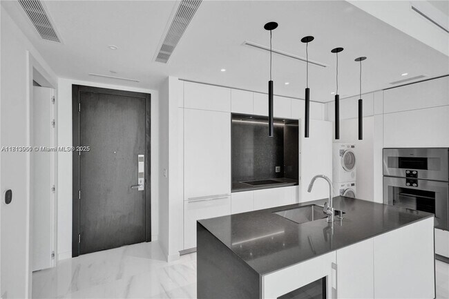 Building Photo - 300 Biscayne Blvd Way