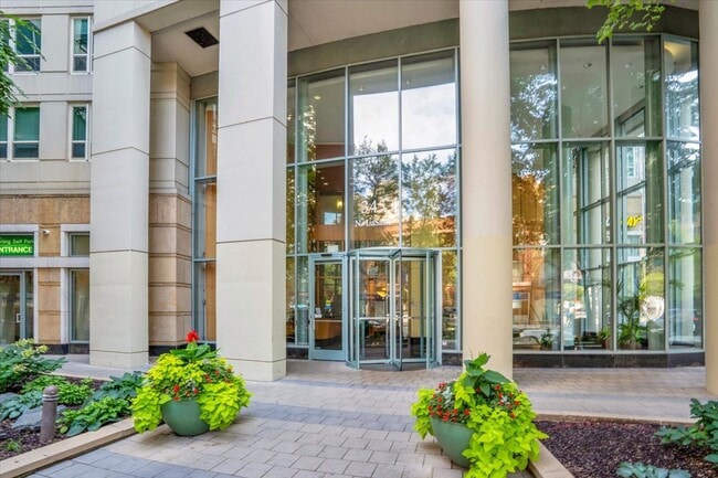 Building Photo - 345 N La Salle Dr