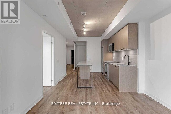 Photo du bâtiment - 1808 St Clair Ave W