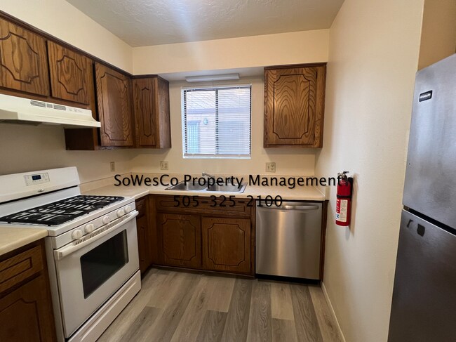 Foto del edificio - Newer flooring & Paint; 2 Bedroom 1.5 Bath...