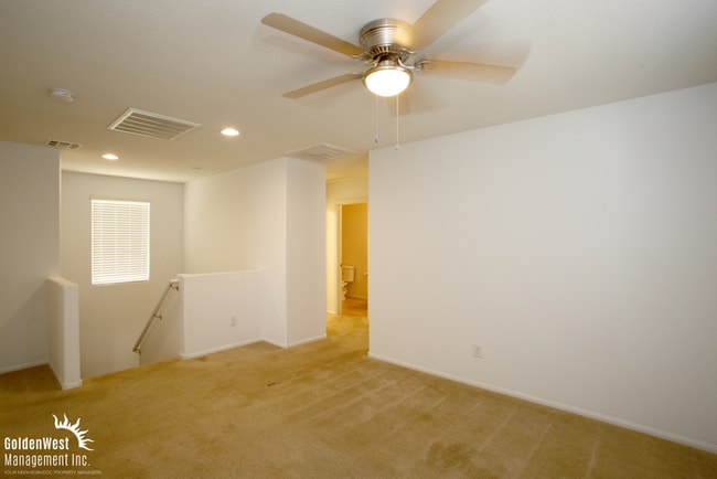 Building Photo - Gorgeous 4Bdm 2.5Ba Two-Story Home in Sout...