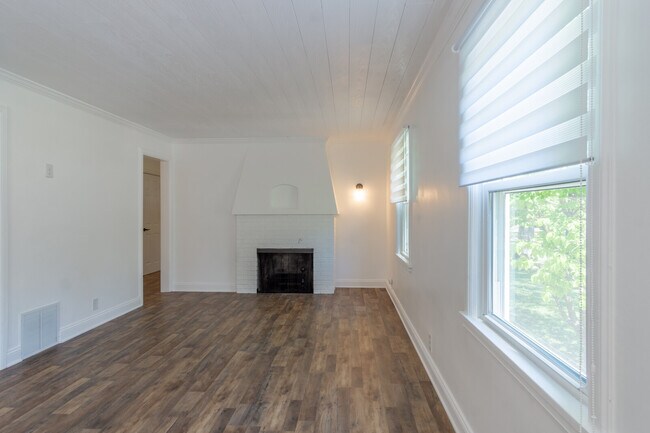 Building Photo - 906 W 101st Terrace