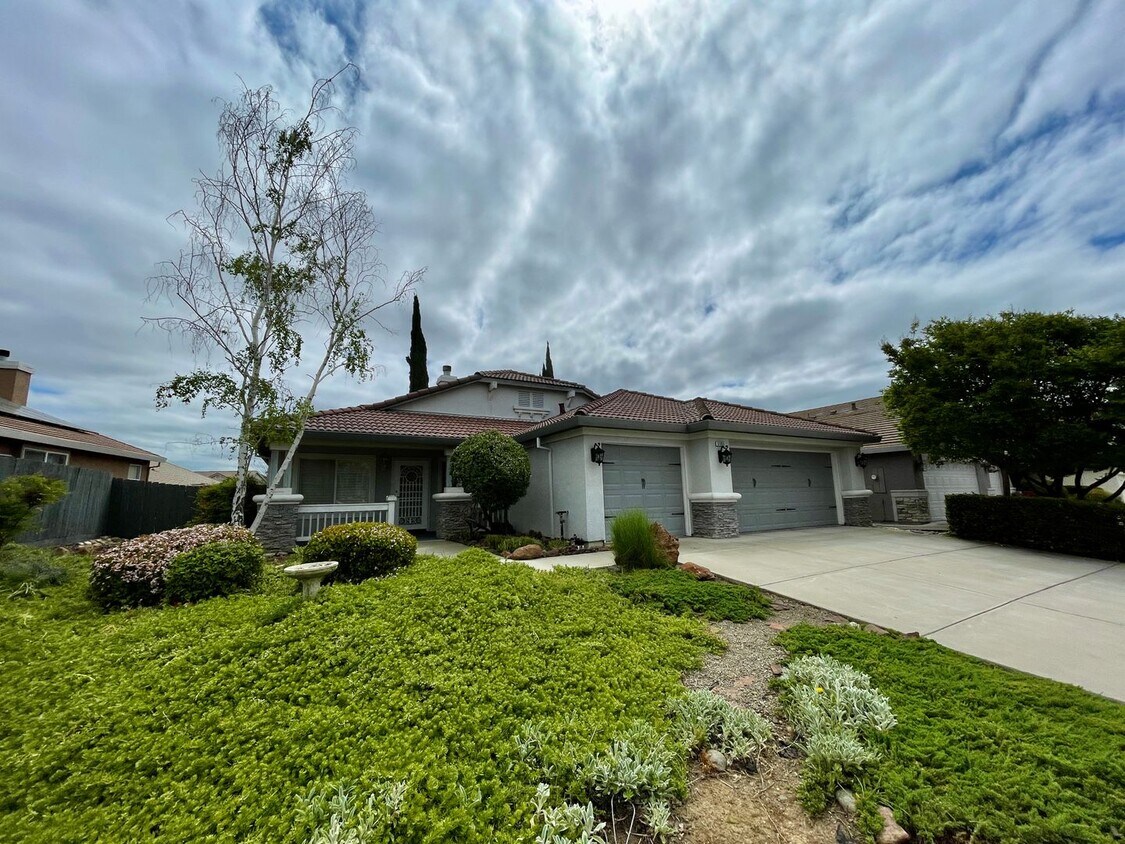 Primary Photo - 3 Bed with Office! Move In Ready !!