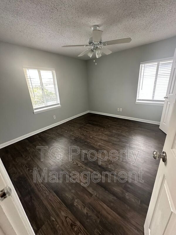 Foto del edificio - 402 Lower 8th Ave S