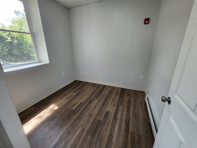 Foto del edificio - 151 S Main St