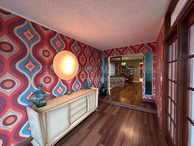 Building Photo - 425 Edgerton Dr