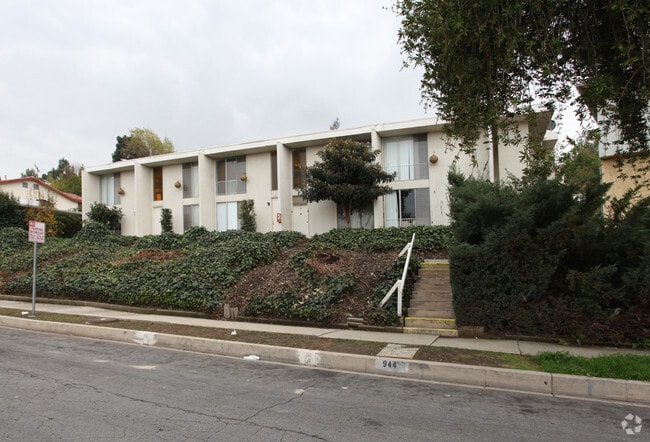 Building Photo - 944 W Mabel Ave
