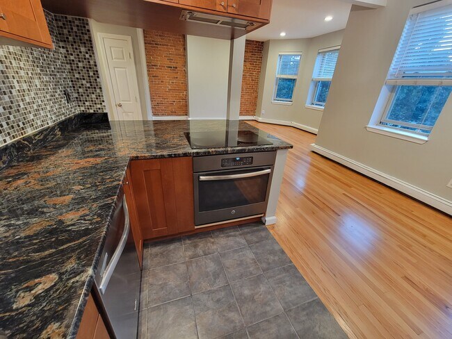Building Photo - 390 Riverway