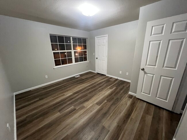 Building Photo - 716 Woodside Creek Dr