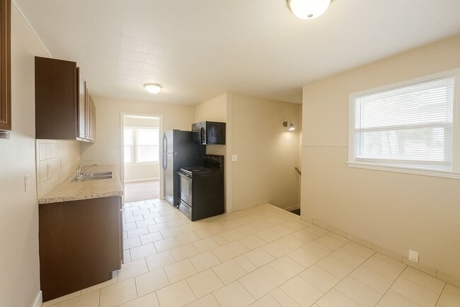 Building Photo - Charming 2 Bedroom 1 Bath Bungalow for Ren...