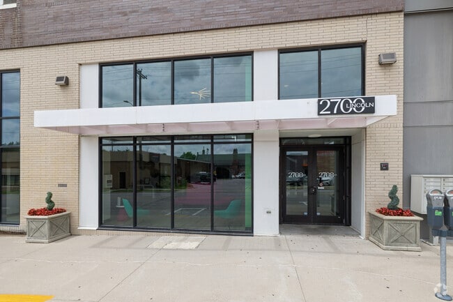 Building Photo - 2700 Lincoln