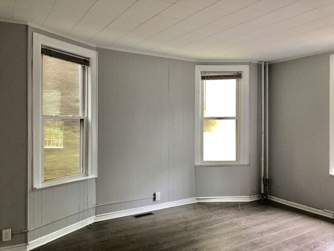 Building Photo - 865 Kinsella St