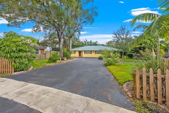 Estacionamiento privado designado - 6396 27th St N