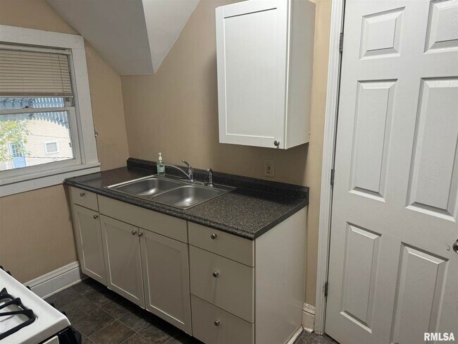 Building Photo - 407 17th Ave