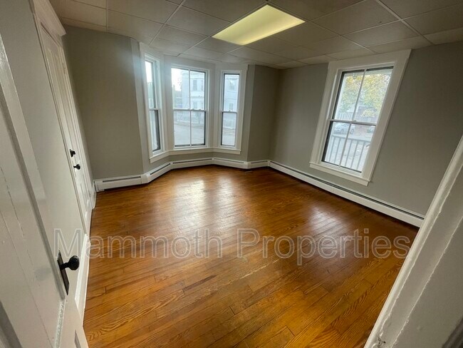 Building Photo - 320 Lowell St