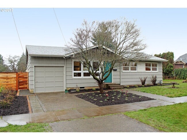 Foto del edificio - Charming Saint John's home with Washer/Dryer, Fenced Yard, Garage