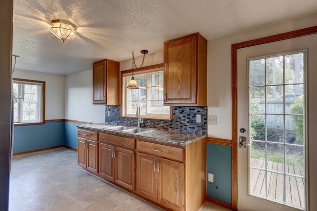 Building Photo - Charming 2-Bedroom Home with Bonus Room Ne...