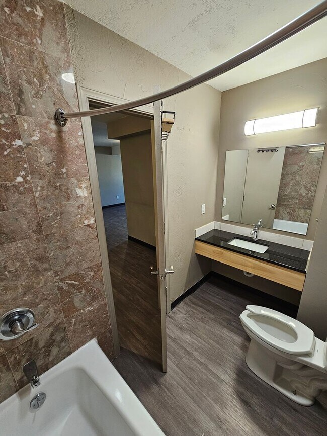 Foto del edificio - Completely Remodeled 2-bedroom Near Memori...