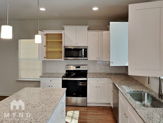 Building Photo - 207 S Skyland Dr