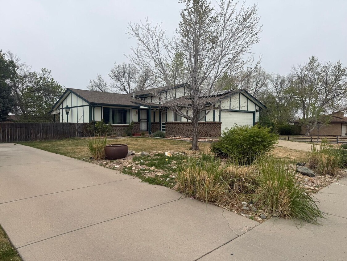 Foto del edificio - 4 Bedroom, 3 Bath home with 2 Car Attached Garage and RV Parking