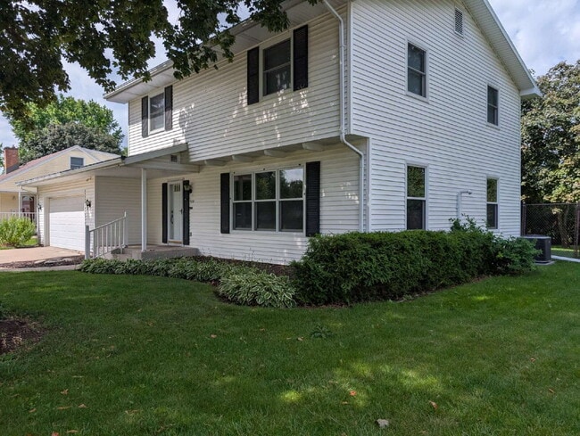 Building Photo - Spacious 4 bedroom 3 bathroom family home in Neenah