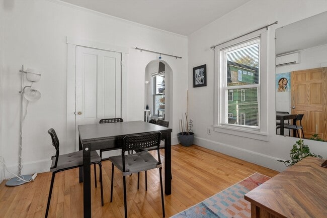 Building Photo - 32 Richardson St