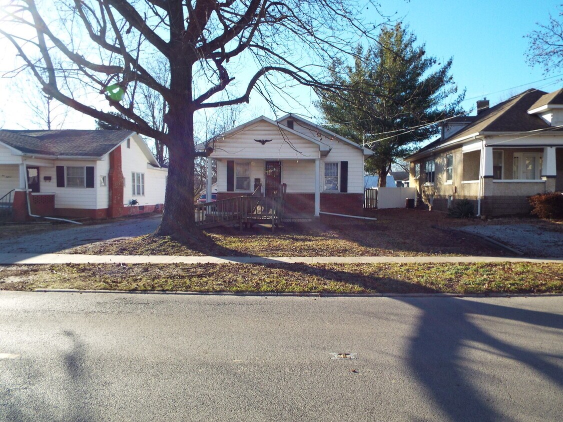 Foto principal - Two bedroom/one bathroom single family hou...