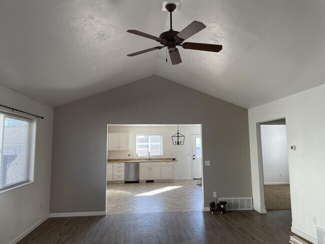 Building Photo - 735 7th Ave E