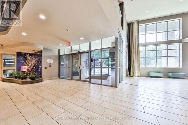 Photo du bâtiment - 551-551 Maple Ave