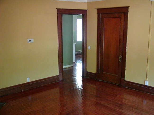 living room - 722 W Vine St