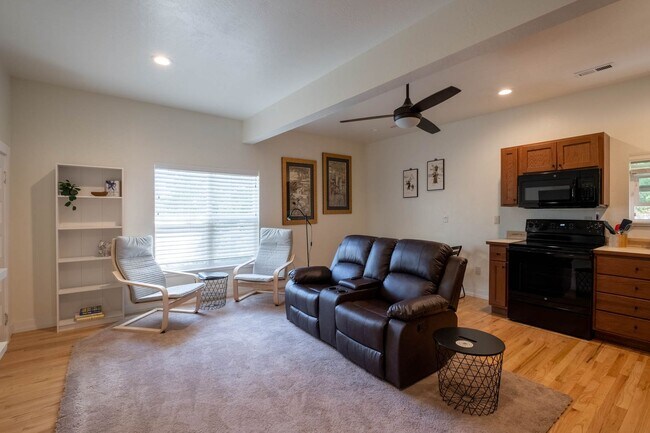Building Photo - Enjoy the Downtown Coeur d Alene Lifestyle...