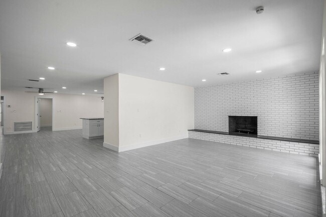 Building Photo - Annual Pool Home in The Moorings!